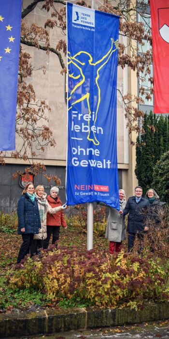 Sie hissten vor dem Landratsamt gemeinsam die Fahne der Organisation „Terre des Femmes“ mit der Aufschrift „Frei leben, keine Gewalt“